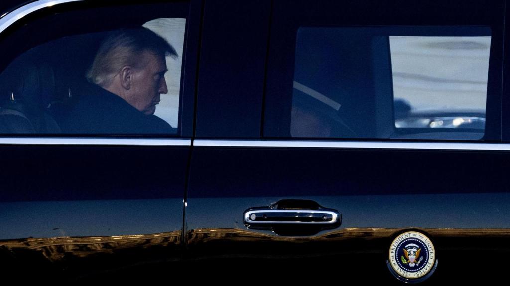 Trump dentro de su limusina, el Cadillac One.