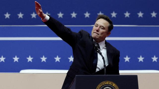 El polémico saludo de Elon Musk durante la investidura de Trump que muchos compararon con el saludo nazi.