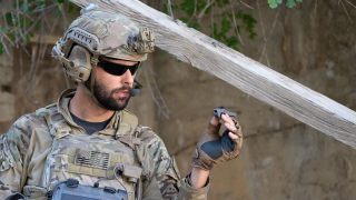 Soldado con el dron Black Hornet en la mano