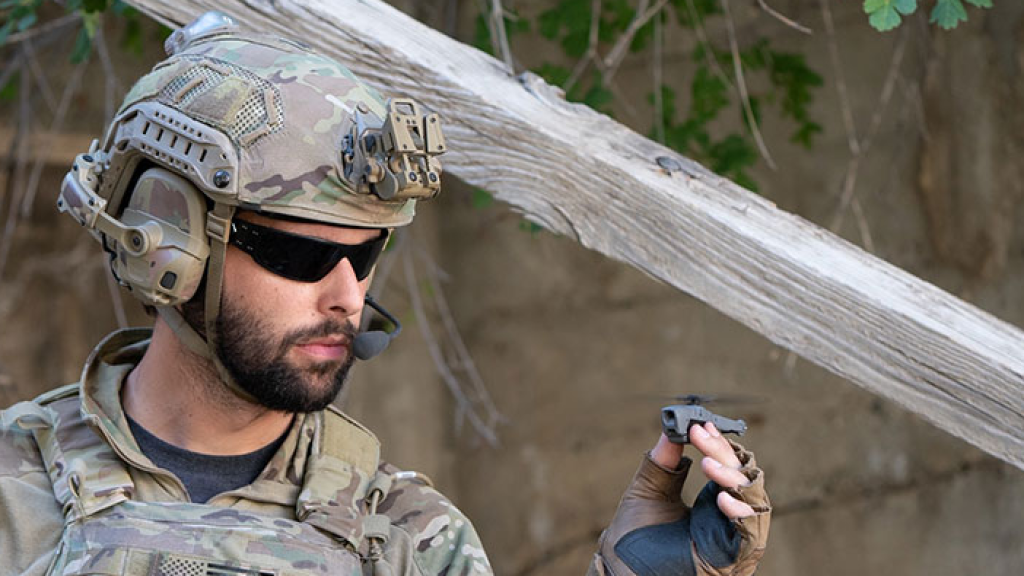Soldado con el dron Black Hornet en la mano