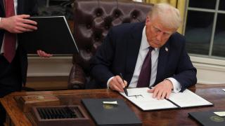 Donald Trump firma órdenes ejecutivas en el Despacho Oval el día de la toma de posesión.