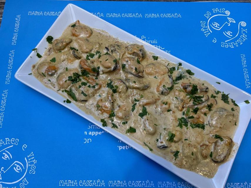 Mejillones con crema de erizo de mar, de María Castaña.