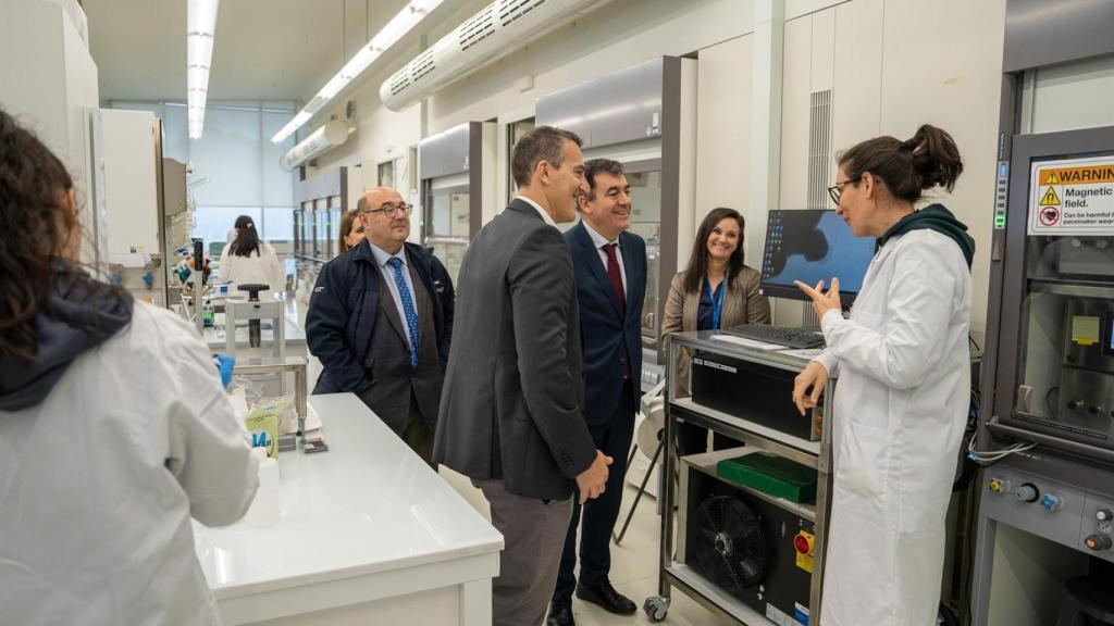 Román Rodríguez, durante su visita este martes al Cinbio de Vigo.