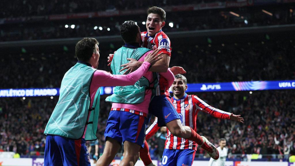 Los jugadores del Atlético de Madrid celebran el segundo gol de Julián Álvarez ante el Leverkusen.