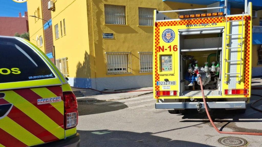 Equipos de bomberos durante la extinción de un fuego en Algeciras.