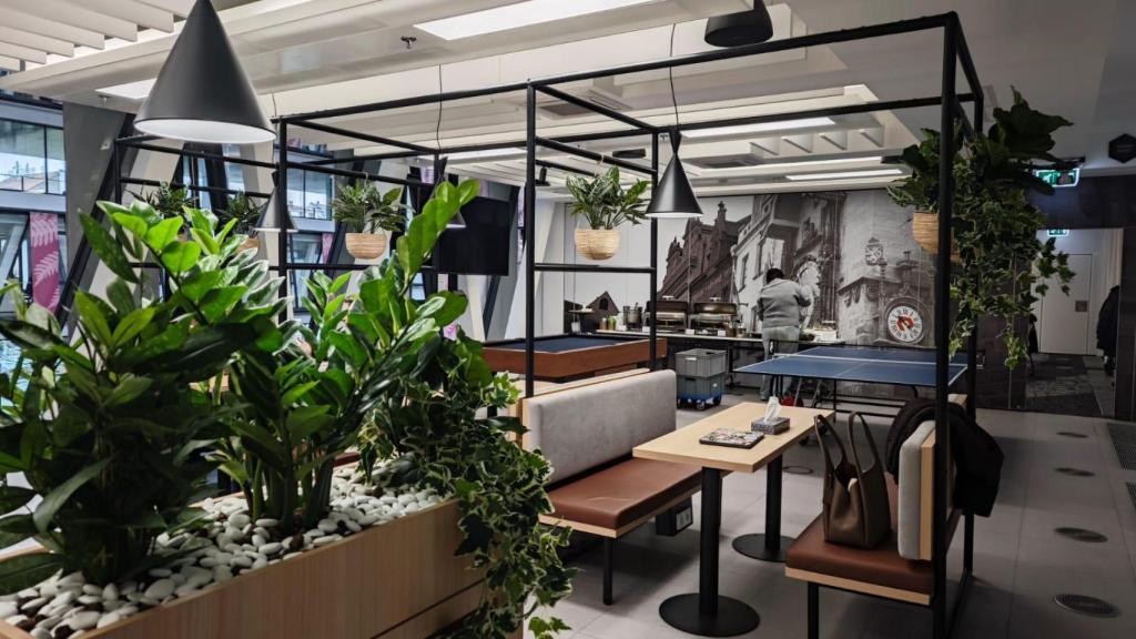 Las zonas de descanso del centro de I+D de Pure Storage en Praga.