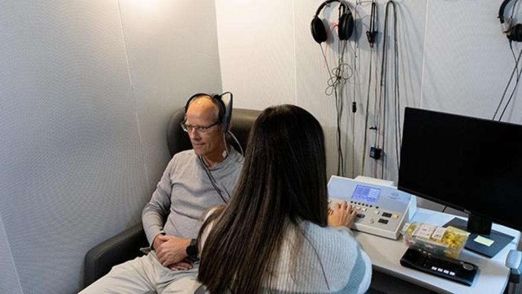 Miembros del equipo trabajando en el Laboratorio de Audición Computacional y Psicoacústica