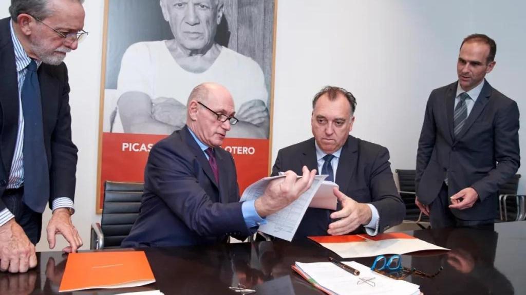 Bernard Ruiz-Picasso y Arturo Bernal, consejero de Turismo y Andalucía Exterior, durante la firma del último acuerdo entre la Junta y el museo. Foto: Museo Picasso Málaga