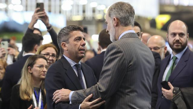El rey Felipe saluda al presidente de la Generalitat Valenciana, Carlos Mazón, este miércoles en Fitur.