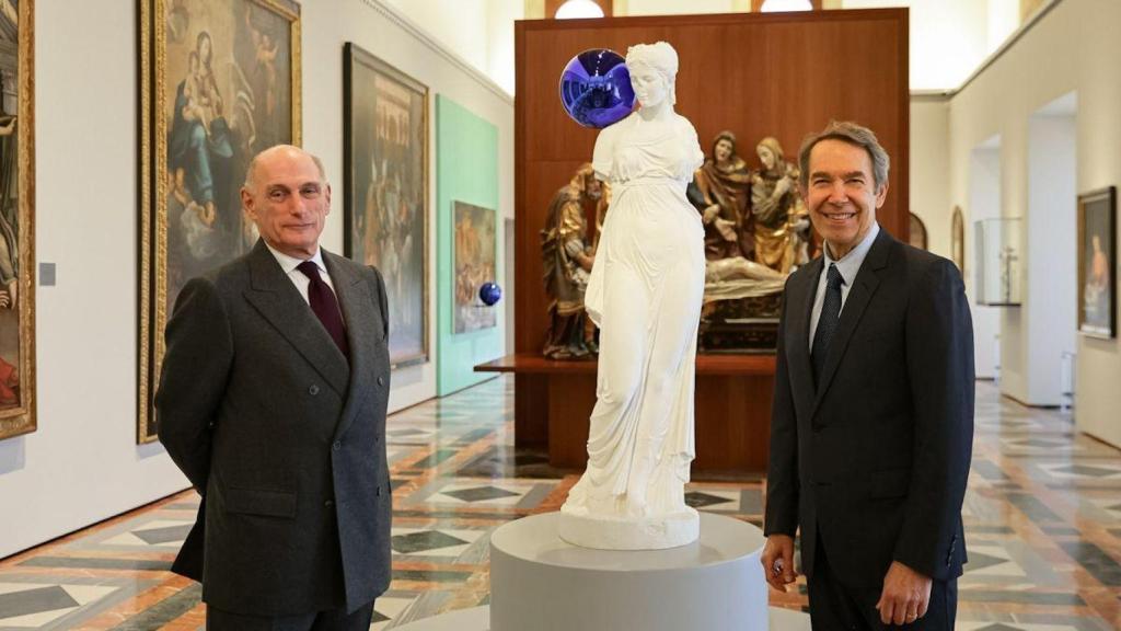 Bernard Ruiz-Picasso y Jeff Koons en La Alhambra junto a 'Gazing Ball'. Foto: Lucía Rivas © Museo Picasso Málaga
