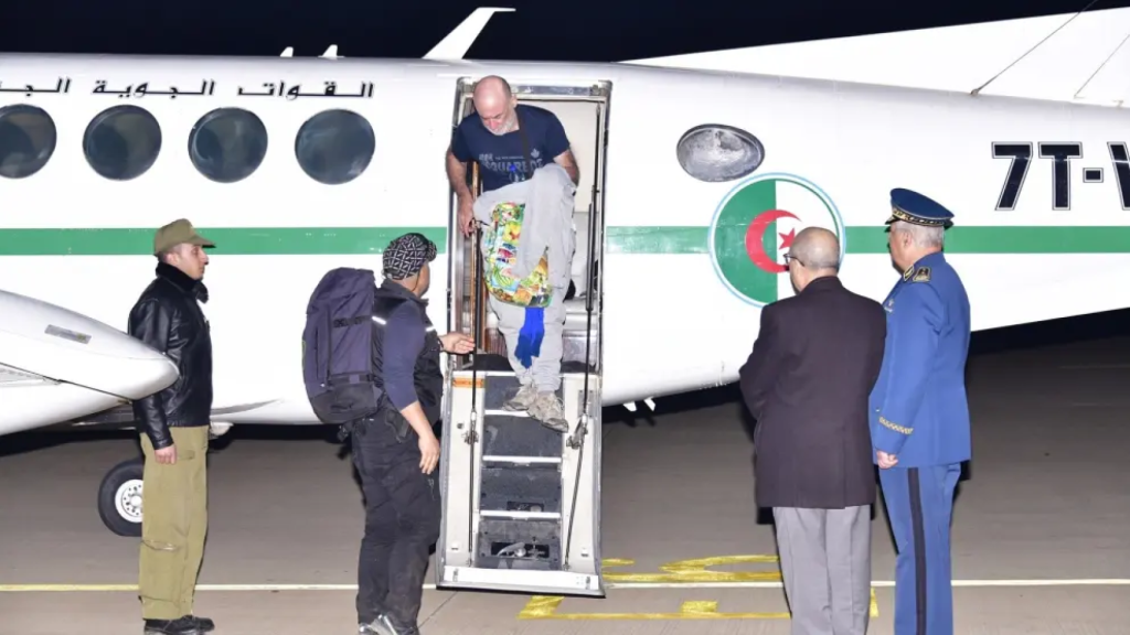 Las autoridades de Argelia reciben a Joaquín Navarro Canadá tras ser liberado por los tuareg.