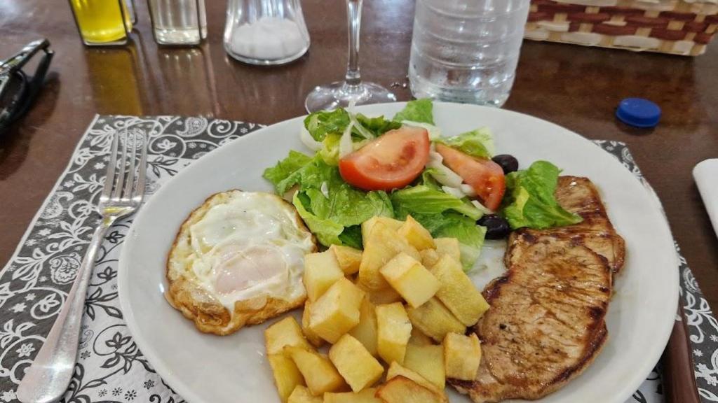 Plato de comida en el Mesón El Tejar