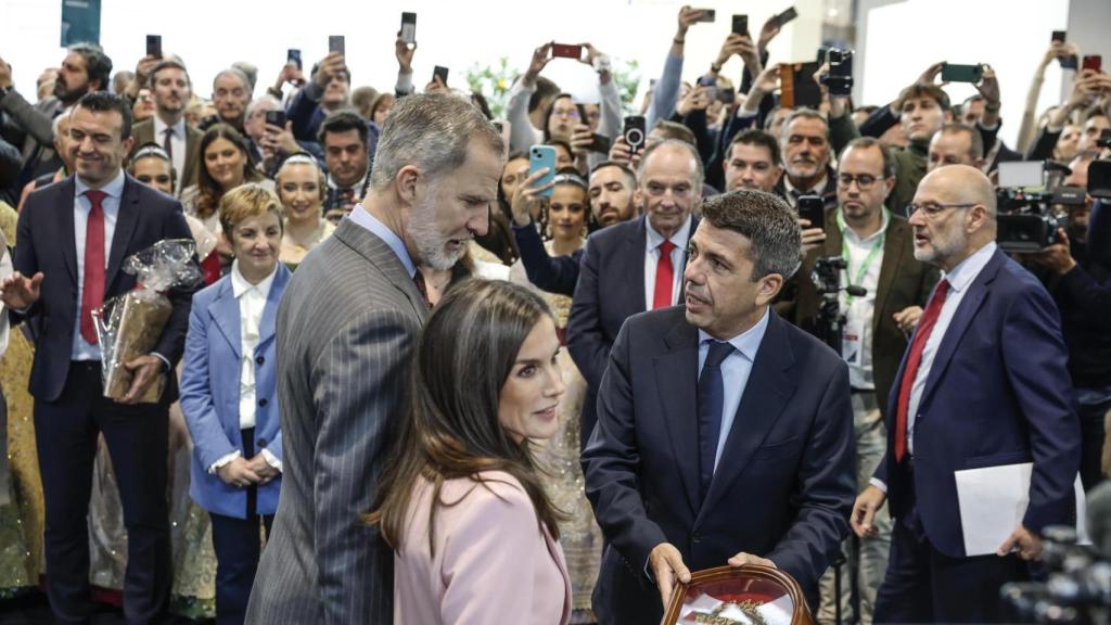 Los reyes, junto a Carlos Mazón, visitan el stand de la Comunitat Valenciana en Fitur. Efe / Ana Escobar