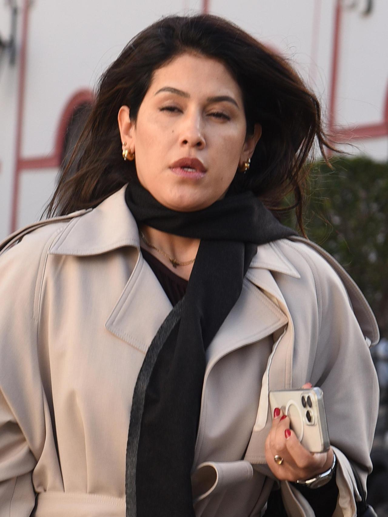 La empresaria, muy seria, llegando a su cita con el juez.