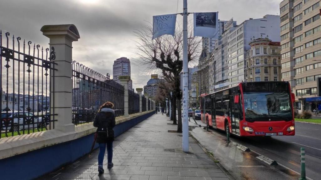 Valla de Linares Rivas que separa la avenida de los terrenos portuarios.