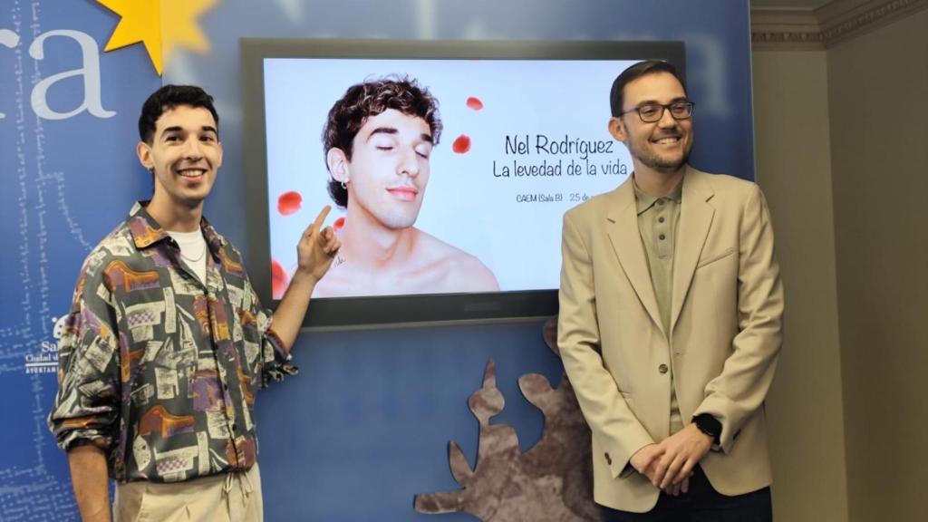 El cantautor salamantino Nel Rodríguez, junto al concejal de Cultura, Ángel Fernández, presentan el concierto