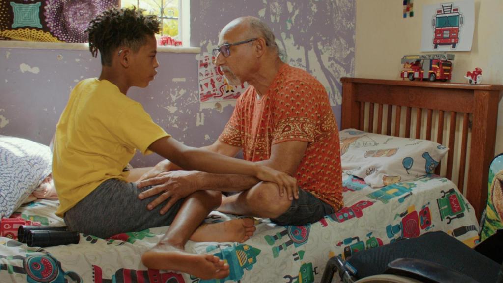 Cabral y Antonio, padre e hijo, ven sus discapacidades como una herramienta de superación personal y son protagonistas de un viaje emotivo durante el filme