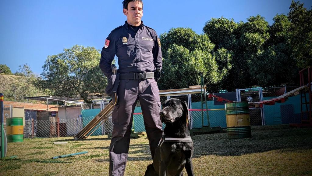 Óscar con uno de los labradores de la plantilla, Sajón.