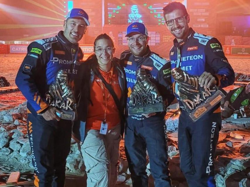 Silvia con participantes del Dakar.