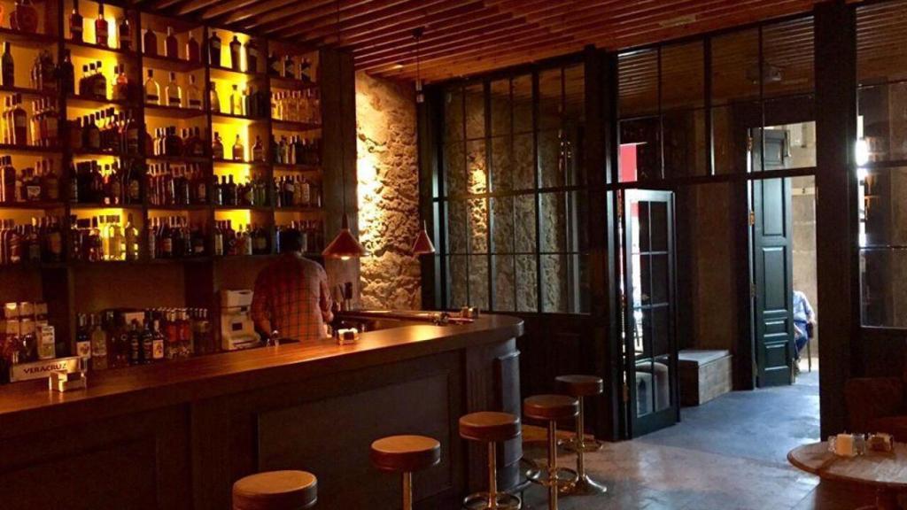 Interior del pub Le Tavernier en La Marina.