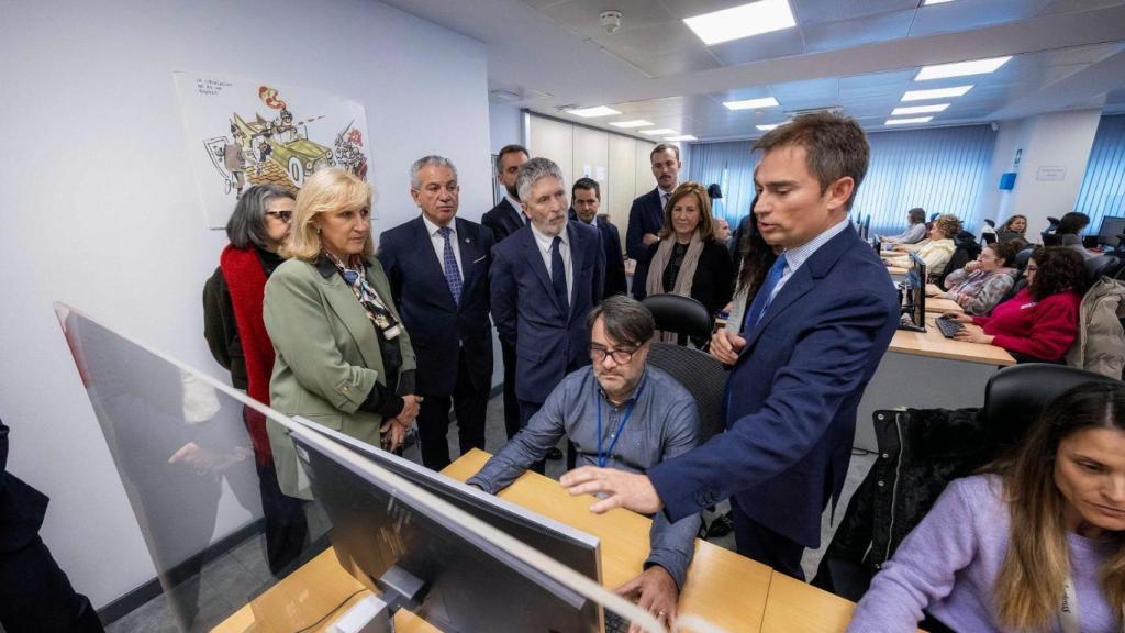 .- El ministro del Interior, Fernando Grande-Marlaska, en su visita al Centro de Tratamiento de Denuncias Automatizadas, en Santovenia de Valdoncina