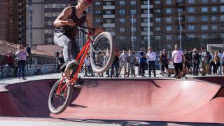 Un joven en el Skatepark de vía hispanidad, en Zaragoza.