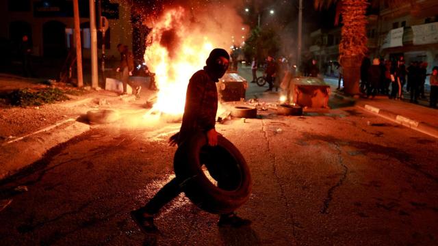 Un grupo de palestinos trata de impedir el avance del ejército israelí en Beitunia, Cisjordania.