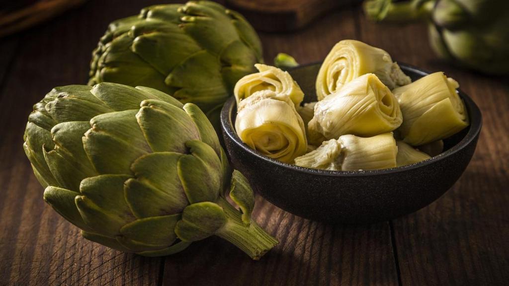 Alcachofas sobre la mesa.