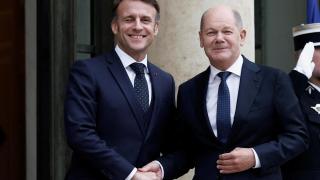 Emmanuel Macron y Olaf Scholz, antes de reunirse en el Palacio del Elíseo en París.