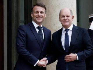 Emmanuel Macron y Olaf Scholz, antes de reunirse en el Palacio del Elíseo en París.