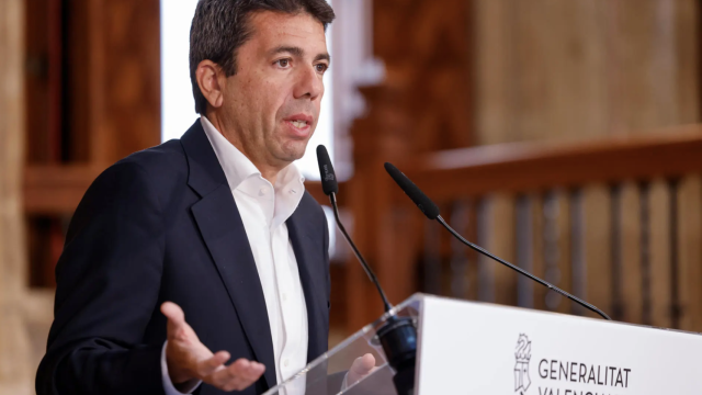 El president de la Generalitat, Carlos Mazón, en una atención a medios en una imagen de archivo. Efe / Ana Escobar