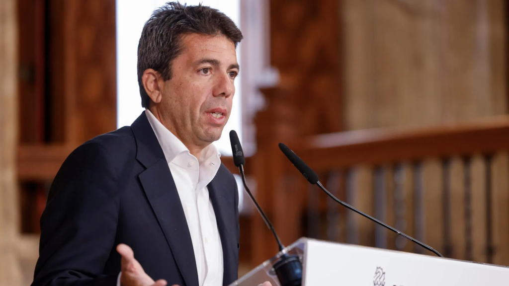 El president de la Generalitat, Carlos Mazón, en una atención a medios en una imagen de archivo. Efe / Ana Escobar