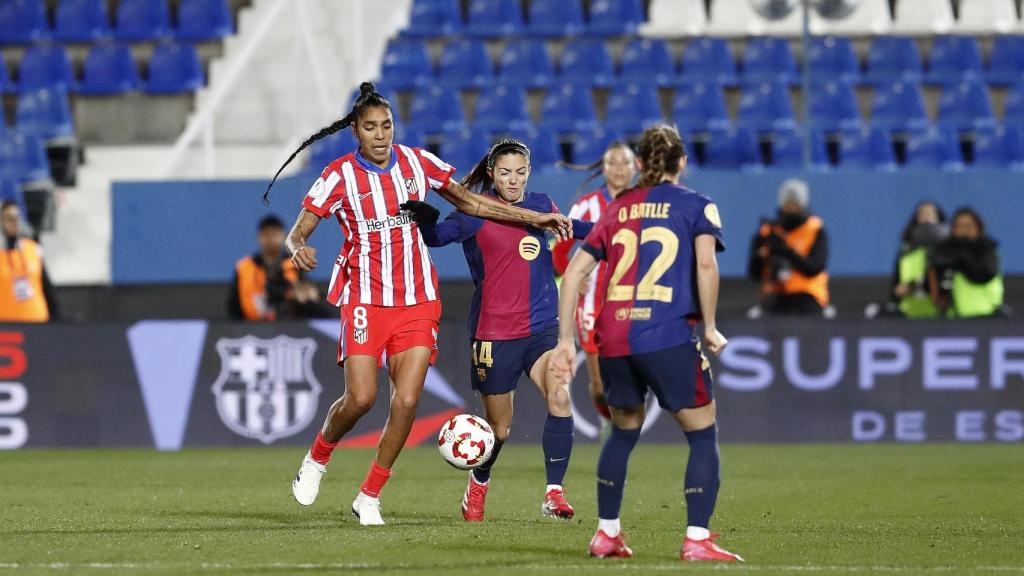Aitana Bonmatí pugna por llevarse el balón durante el partido.