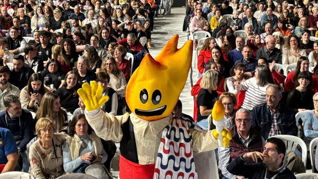 La mascoata Foguet ya es protagonista en los actos de Hogueras de Alicante.