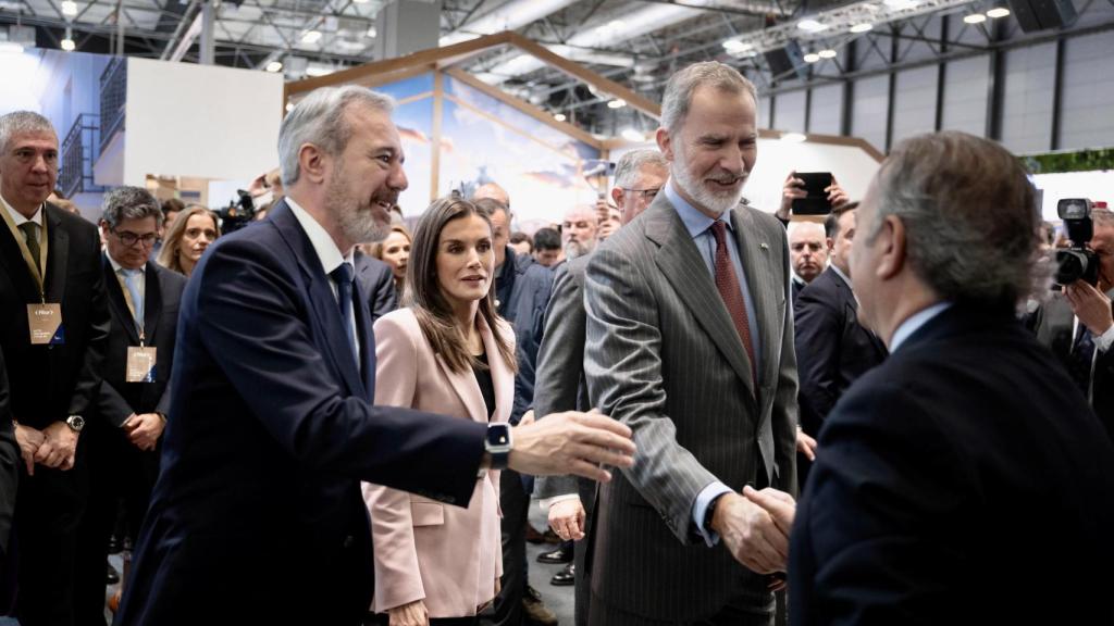 Jorge Azcón junto a los Reyes en Fitur.