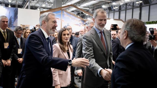 Jorge Azcón junto a los Reyes en Fitur.