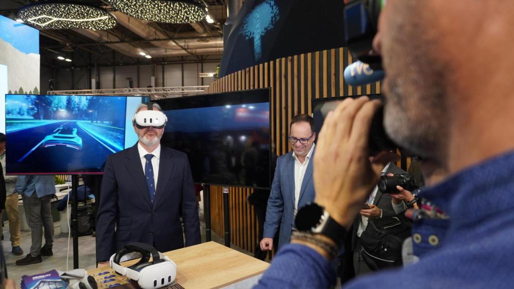 Azcón prueba una de las 'atracciones' de Realidad Virtual del puesto de Aragón en Fitur.