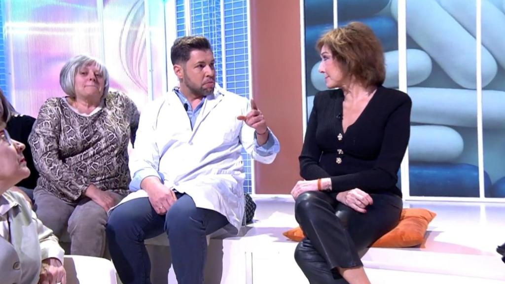 Kike Quintana junto a Ana Rosa en la sección de 'TardeAR' Fila Zero.