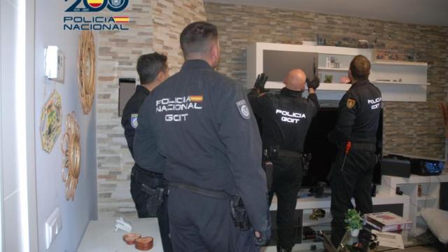 La Policía Nacional durante la intervención en un domicilio