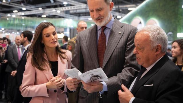 Los Reyes de España junto al consejero de Cultura, Turismo y Deporte de la Junta, Gonzalo Santonja, este miércoles en Fitur