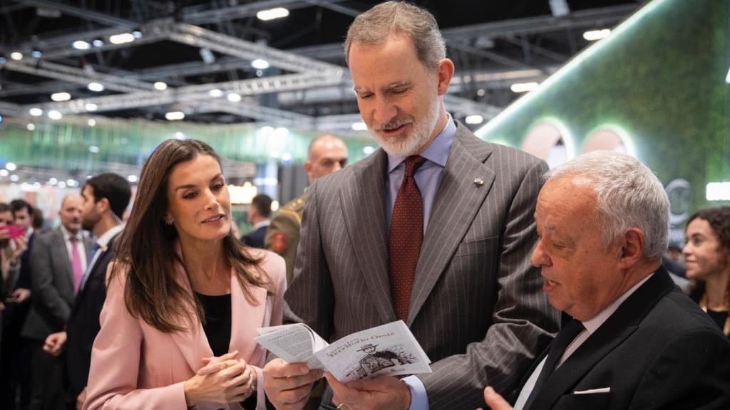 Los Reyes de España junto al consejero de Cultura, Turismo y Deporte de la Junta, Gonzalo Santonja, este miércoles en Fitur