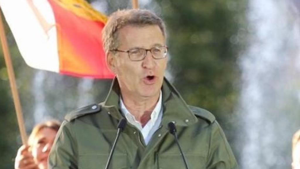 El escritor vallisoletano Manuel Monge y el presidente del PP, Alberto Núñez Feijóo, en un montaje de EL ESPAÑOL