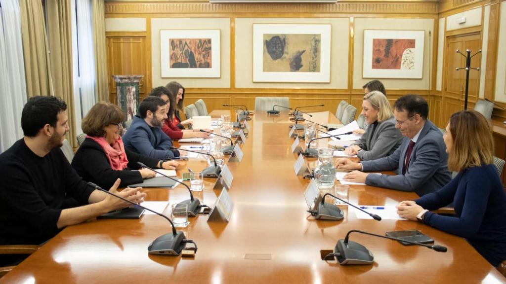 La vicepresidenta de la Junta de Castilla y León y consejera de Familia e Igualdad de Oportunidades, Isabel Blanco, en la reunión con el ministro de Derechos Sociales, Consumo y Agenda 2030, Pablo Bustinduy