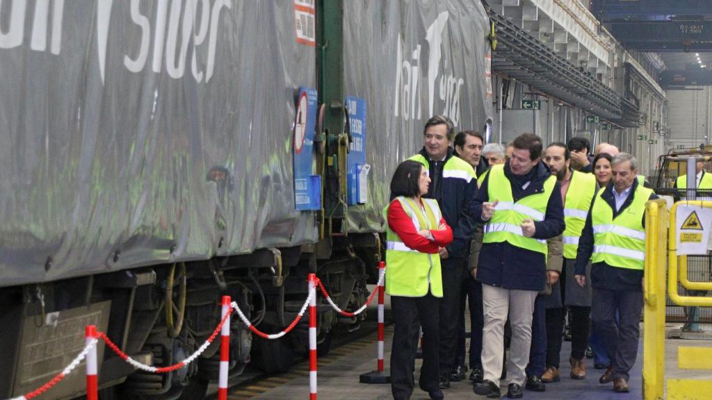 El presidente de la Junta, Alfonso Fernández Mañueco, visita el ramal ferroviario electrificado al Polígono Industrial de Villadangos del Páramo (León) acompañado por la Secretaria de Estado de Industria, Rebeca Torró y los consejeros Juan Carlos Suárez Quiñones y José Luis Sanz Merino