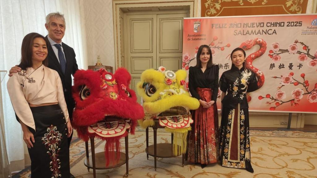 La concejala de Tradiciones, Carmen Seguín, junto a la plataforma cultural hispano-china Hispana, presentan el Año Nuevo Chino