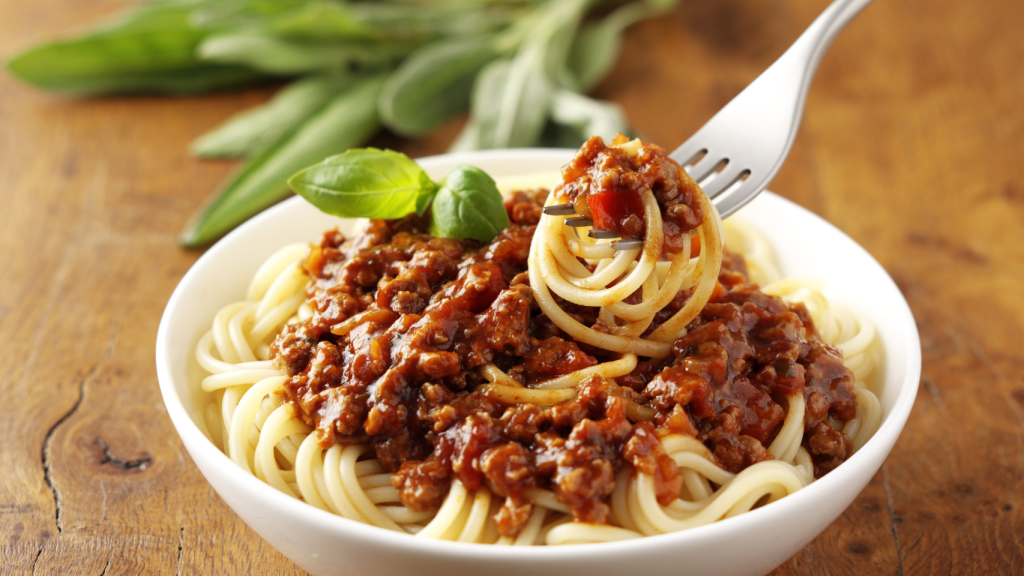 Espaguetis boloñesa preparados con una alternativa vegetal a la carne, el quorn.