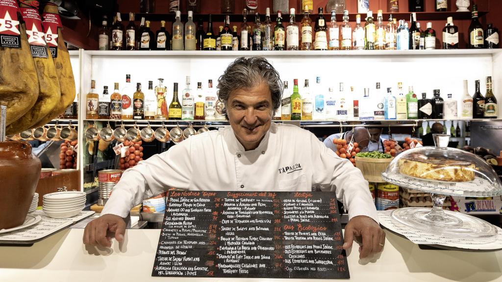 El cocinero Carles Abellán en la barra de Tapas24.