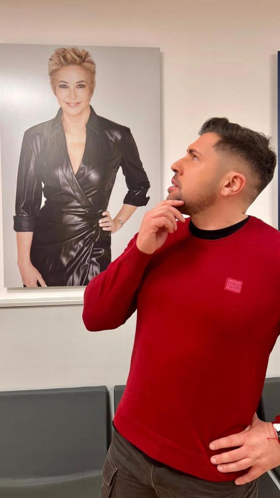 Kike Quintana junto al retrato de su tía, Ana Rosa, en los pasillos de Telecinco.