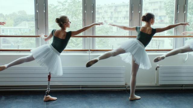 Maud y su hermana en una clase de balé. Una de las escenas más emocionantes del documental