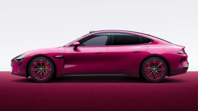 Xiaomi SU7 en color magenta por el 15º aniversario de la compañía